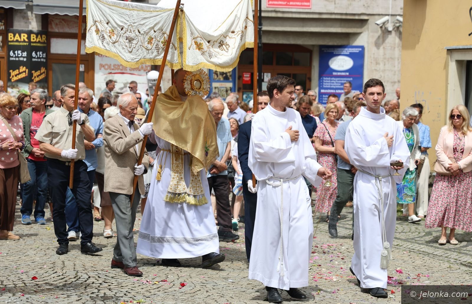 Cztery ołtarze i procesja przez miasto