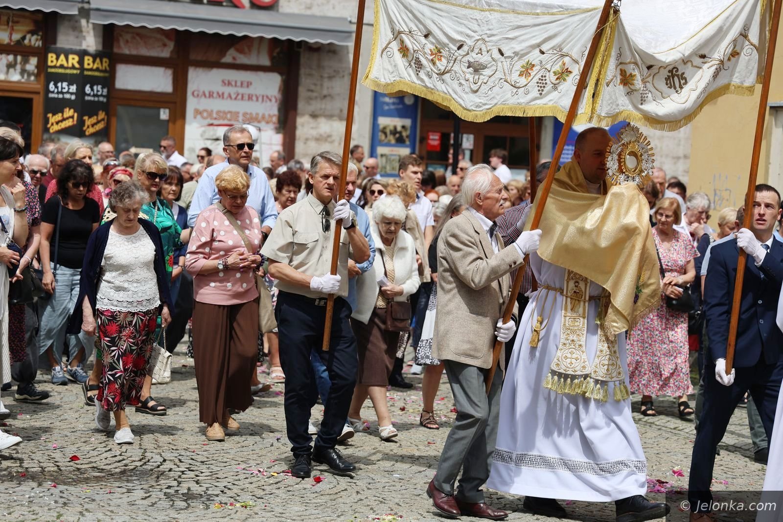 Cztery ołtarze i procesja przez miasto