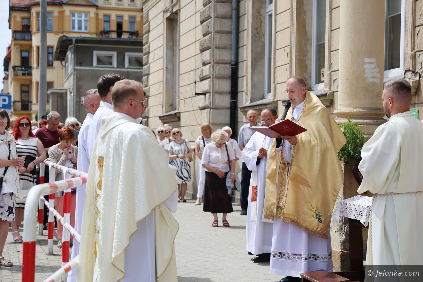 Cztery ołtarze i procesja przez miasto