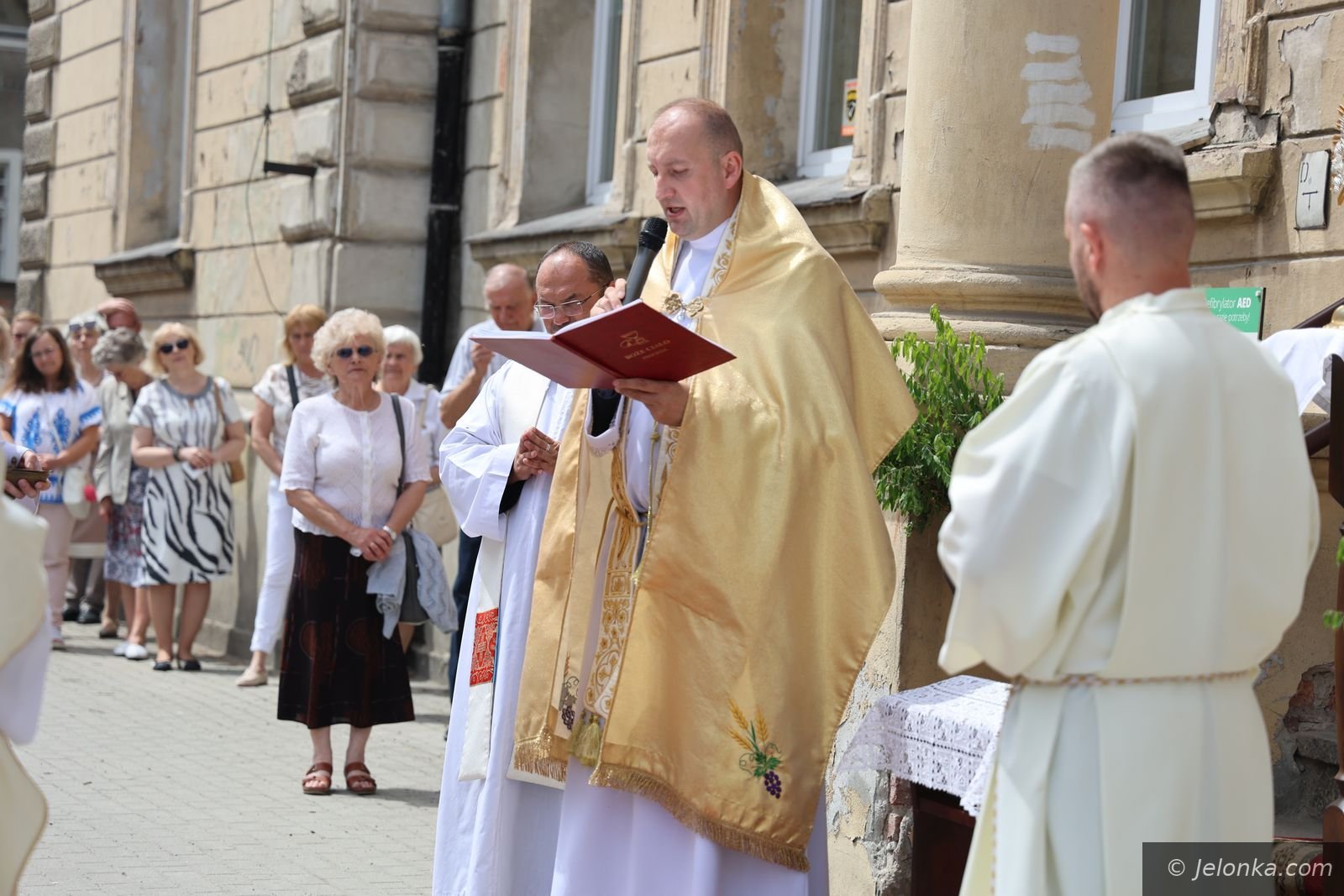 Cztery ołtarze i procesja przez miasto
