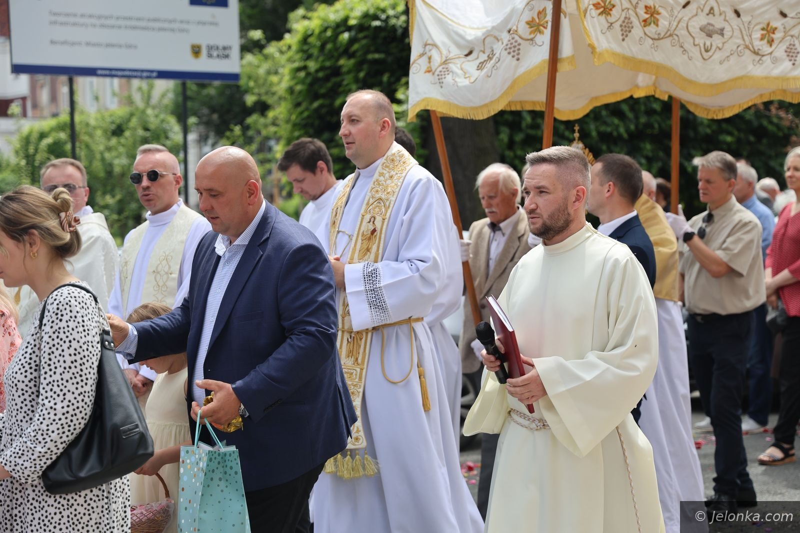 Cztery ołtarze i procesja przez miasto