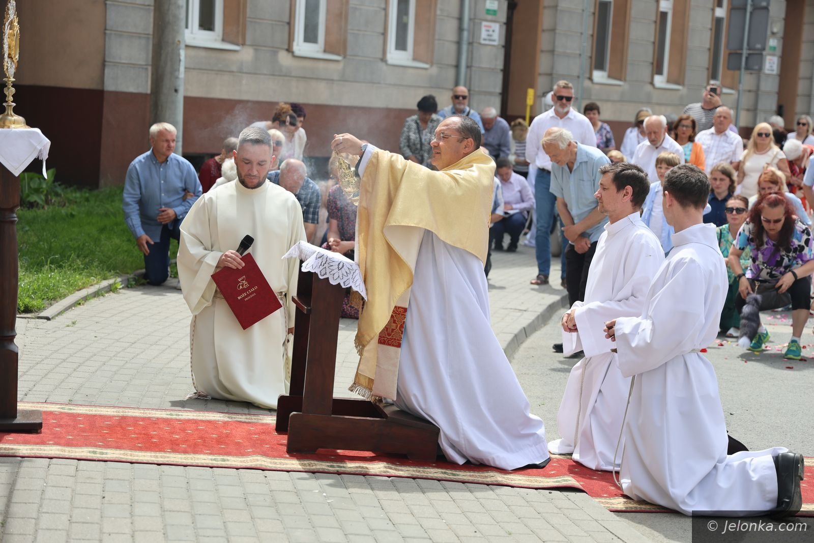 Cztery ołtarze i procesja przez miasto