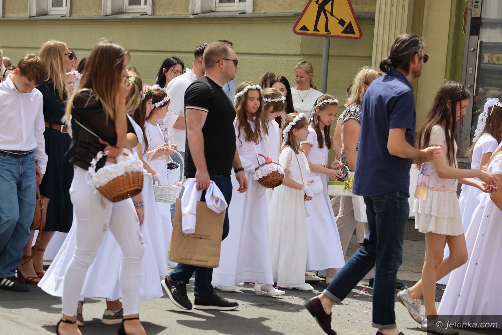 Cztery ołtarze i procesja przez miasto
