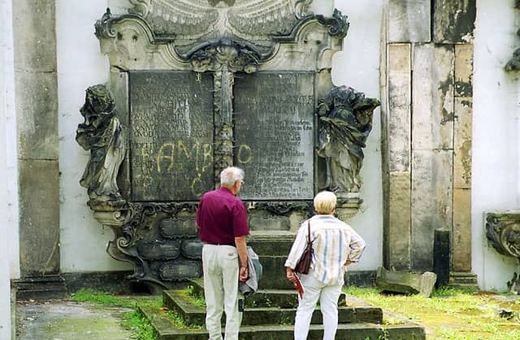 Siedemnastowieczne epitafia przy kościele garnizonowym mogą stanowić pokusę dla złodziei antyków.