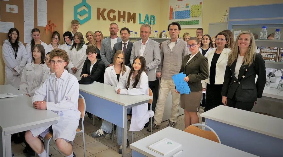 W Bolesławcu otwarto KGHM LAB. Uczniowie I LO zyskali nowoczesną pracownię chemiczno-fizyczną