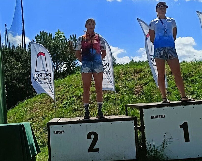 Policjantka drogówki na podium zawodów MTB