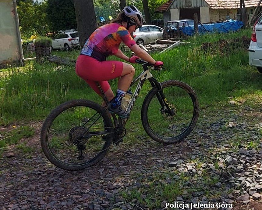 Policjantka drogówki na podium zawodów MTB