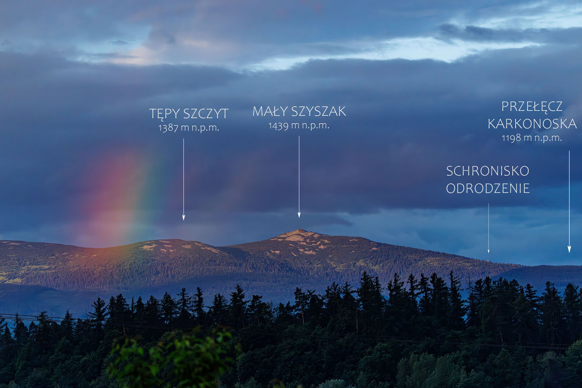 Tęcza nad Karkonoszami o świcie. W centrum Mały Szyszak (1439 m n.p.m.), po lewej Tępy Szczyt, a przy prawej krawędzi fragment Przełęczy Karkonoskiej. Zdjęcie wykonane dziś około godziny 5:00.