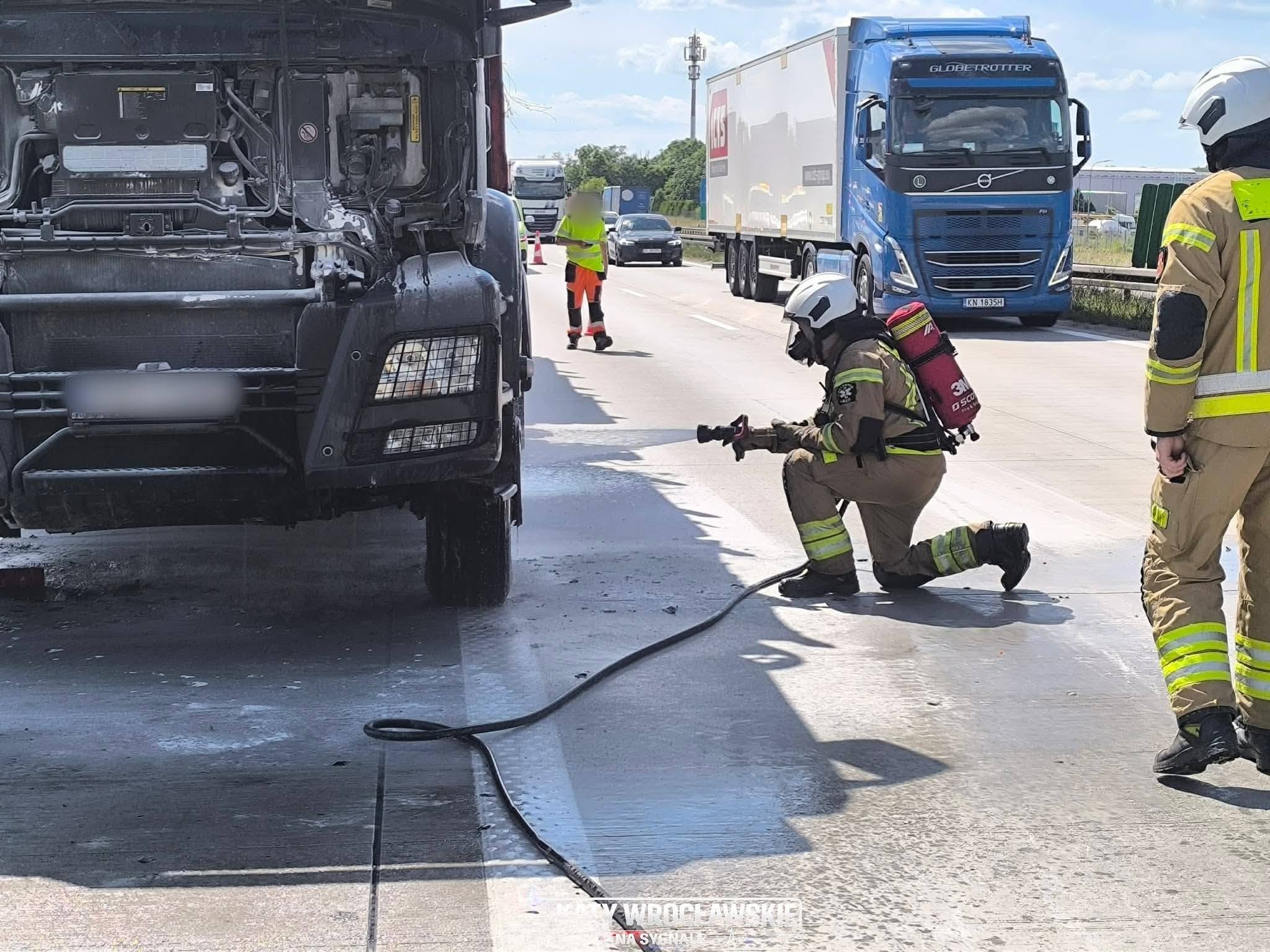 Pożar ciężarówki, utrudnienia w ruchu
