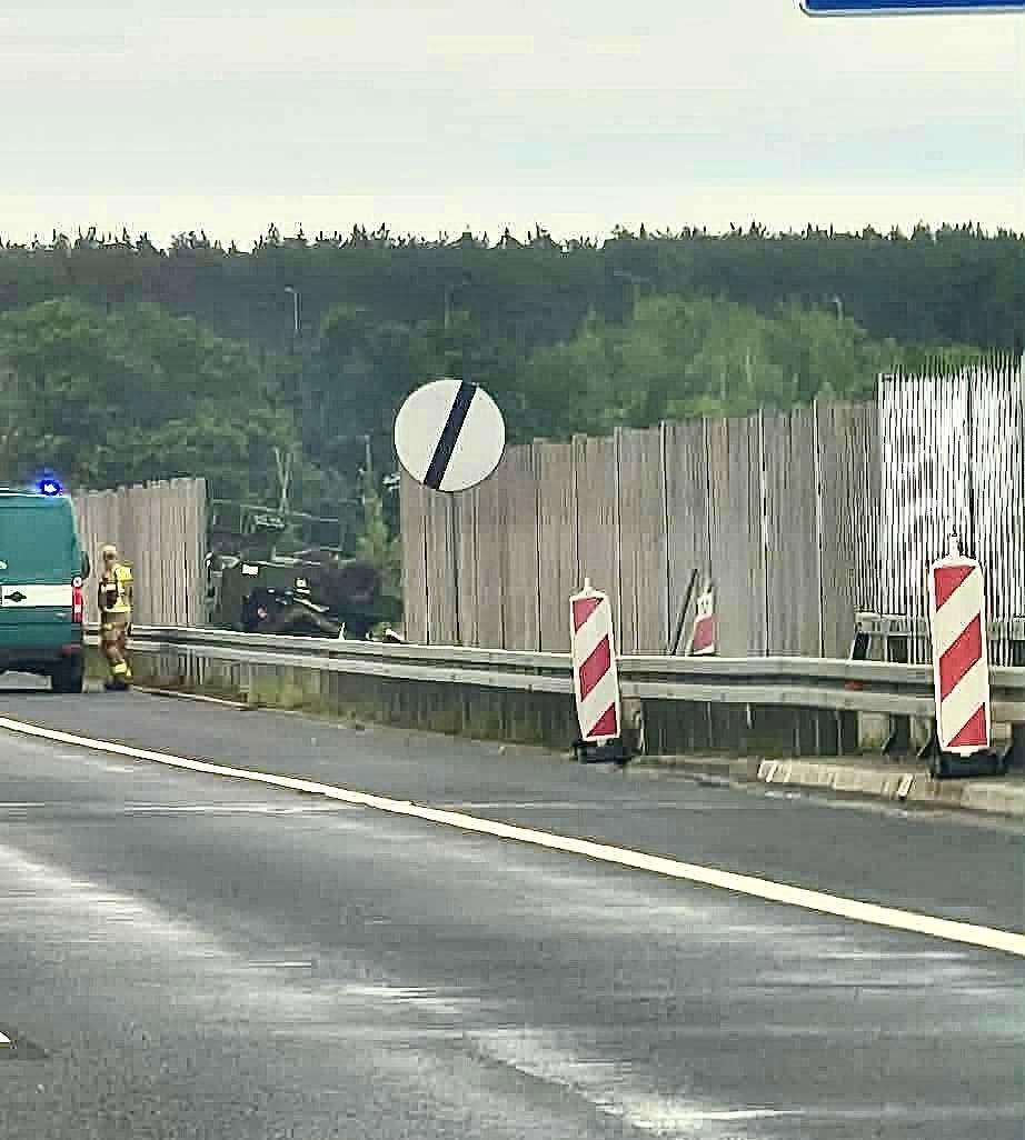 Wojskowy pojazd przebił się przez bariery energochłonne