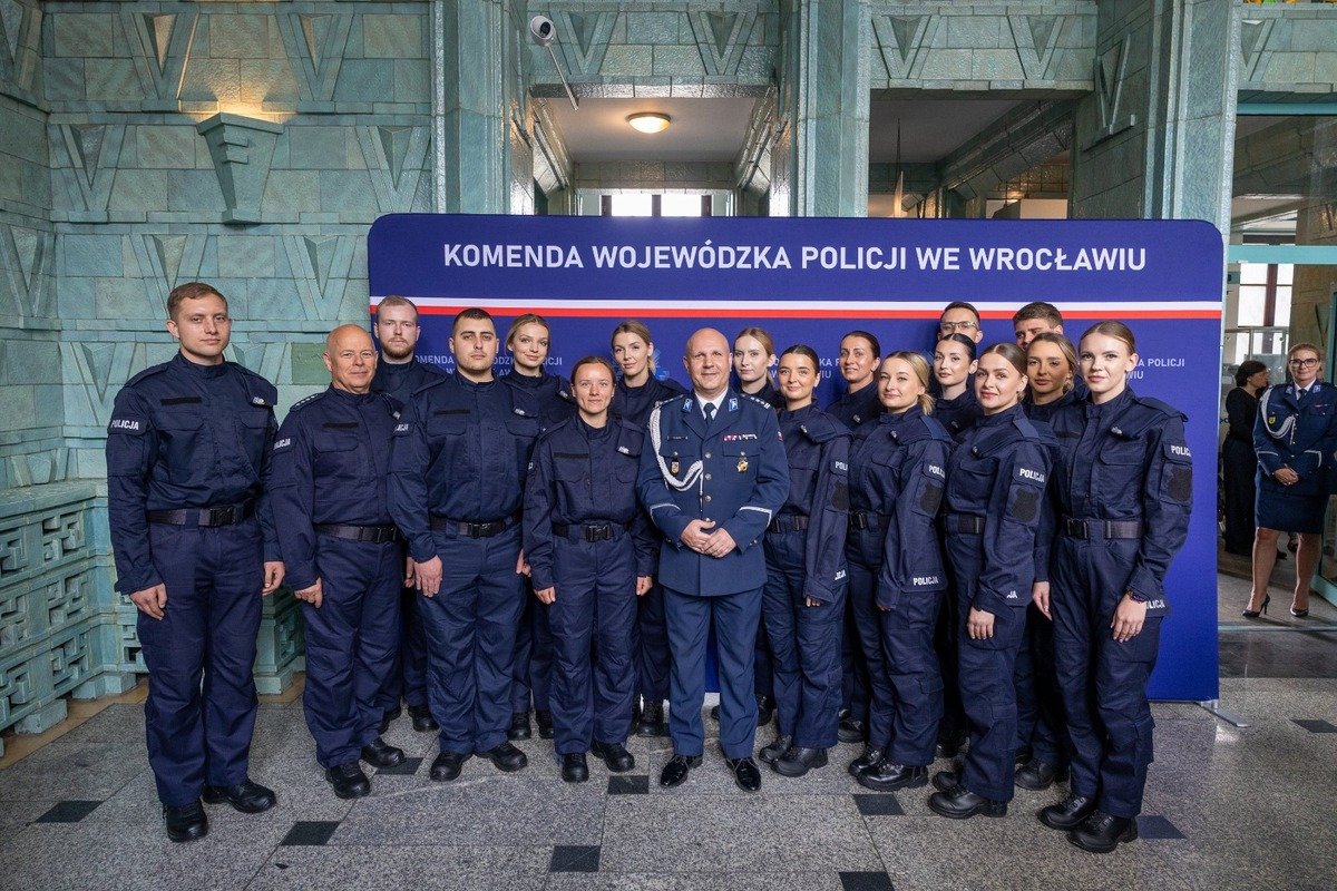 Nowi policjanci po ślubowaniu