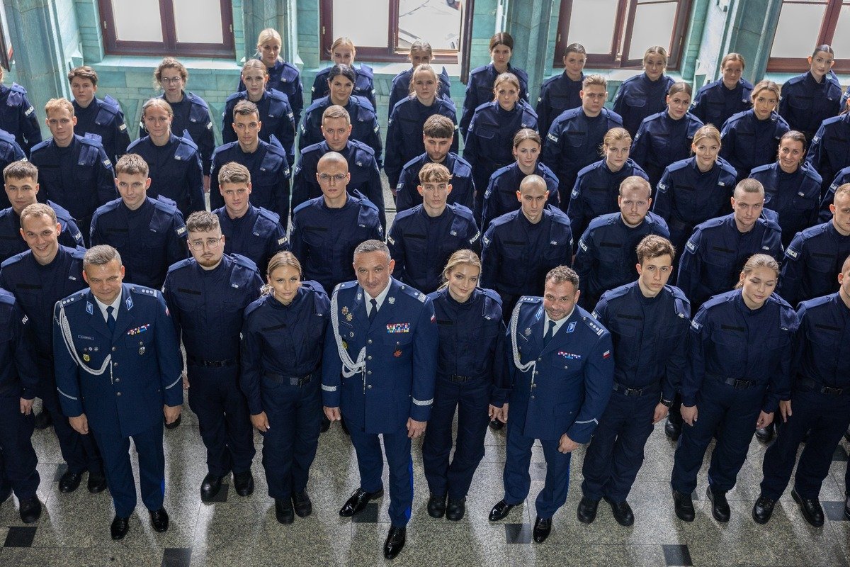Nowi policjanci po ślubowaniu