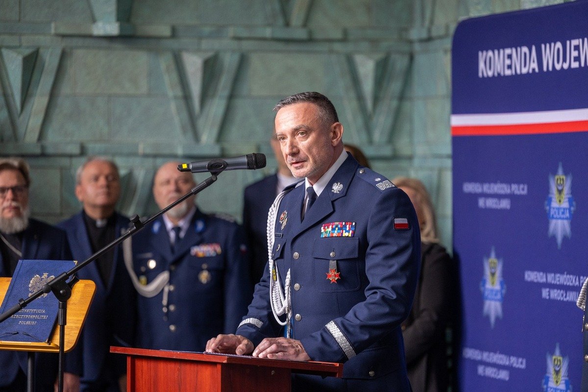 Nowi policjanci po ślubowaniu