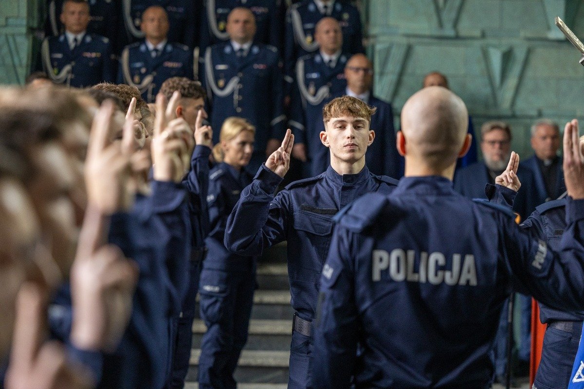 Nowi policjanci po ślubowaniu