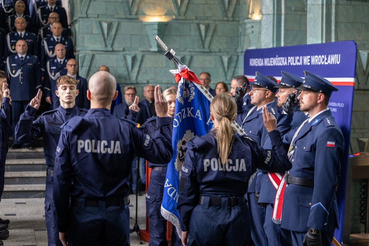 Nowi policjanci po ślubowaniu