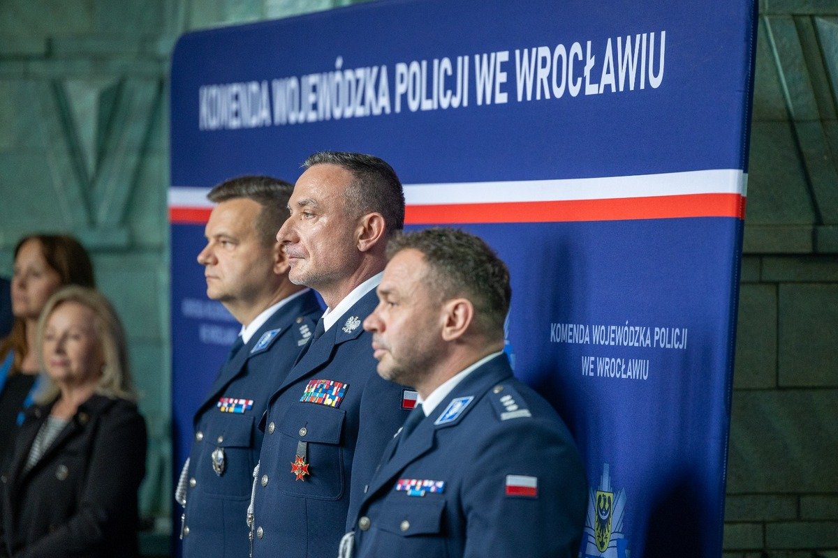 Nowi policjanci po ślubowaniu