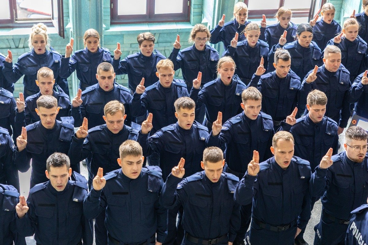 Nowi policjanci po ślubowaniu