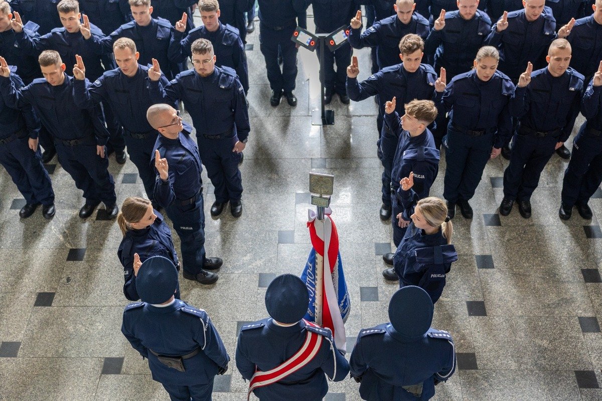 Nowi policjanci po ślubowaniu