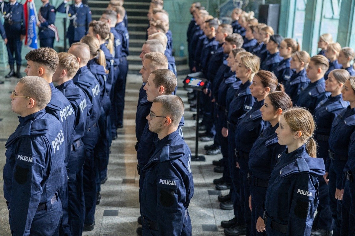 Nowi policjanci po ślubowaniu