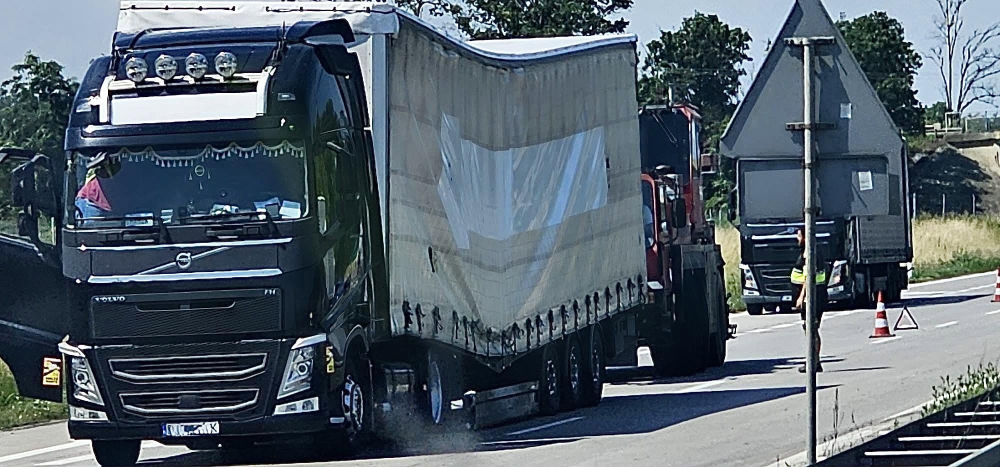 Utrudnienia na A4 po złamaniu naczepy ciężarówki