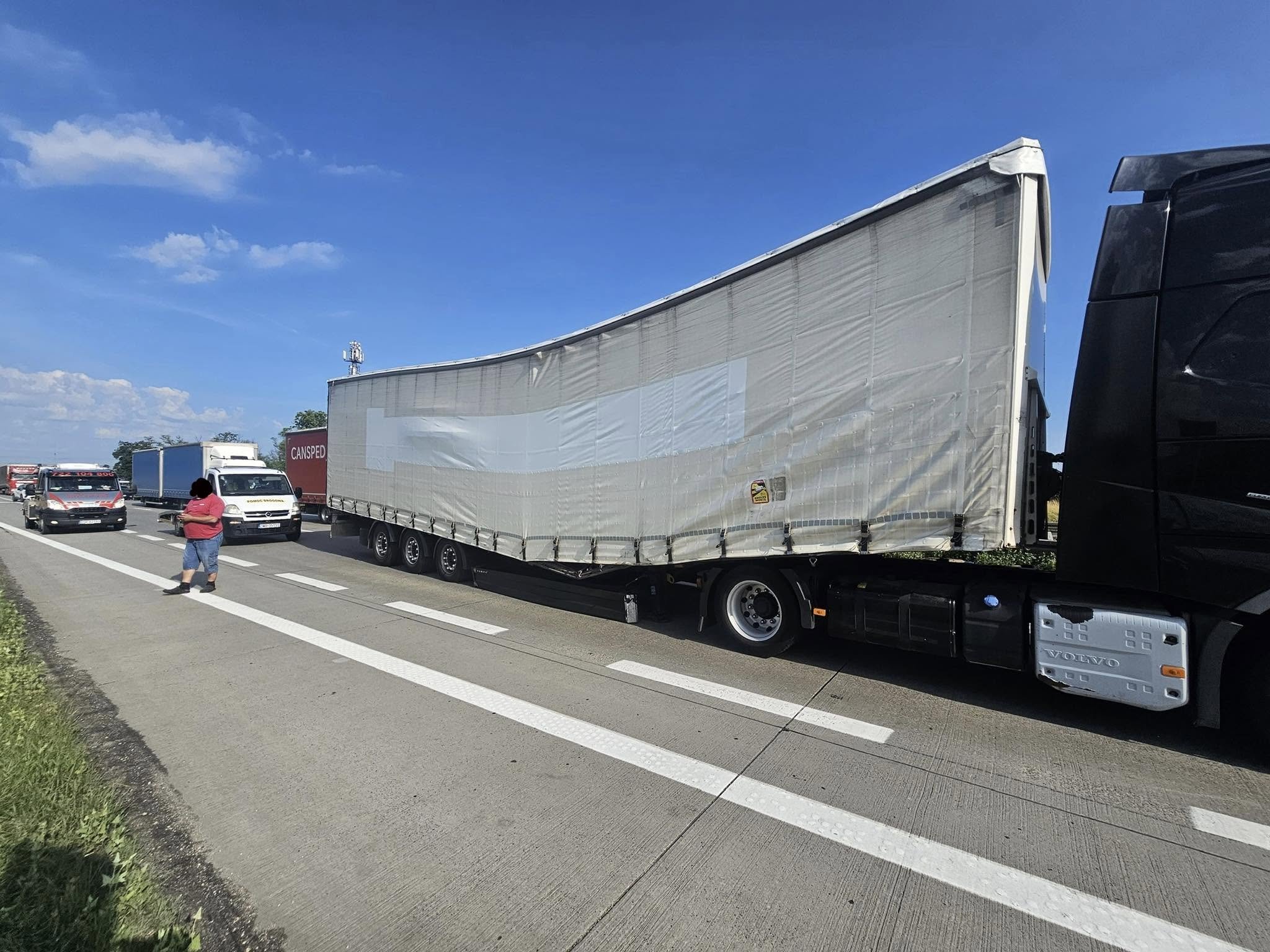 Utrudnienia na A4 po złamaniu naczepy ciężarówki