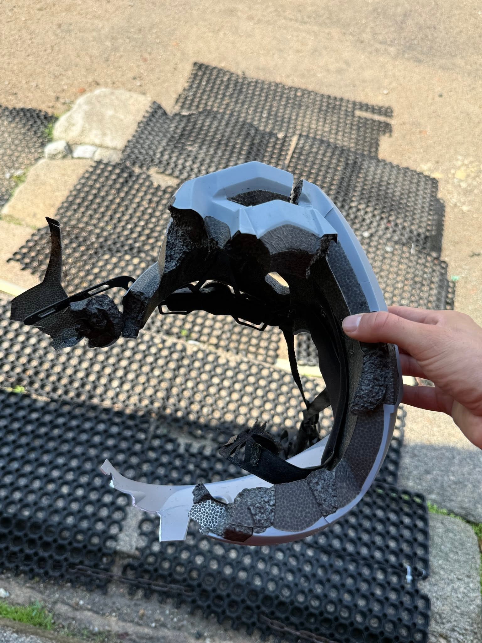 Błyskawica rozerwał kask. Rowerzystka przeżyła