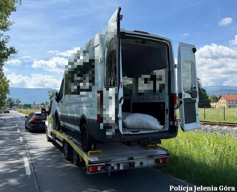 Ford na lawecie, nielegalny tytoń w środku