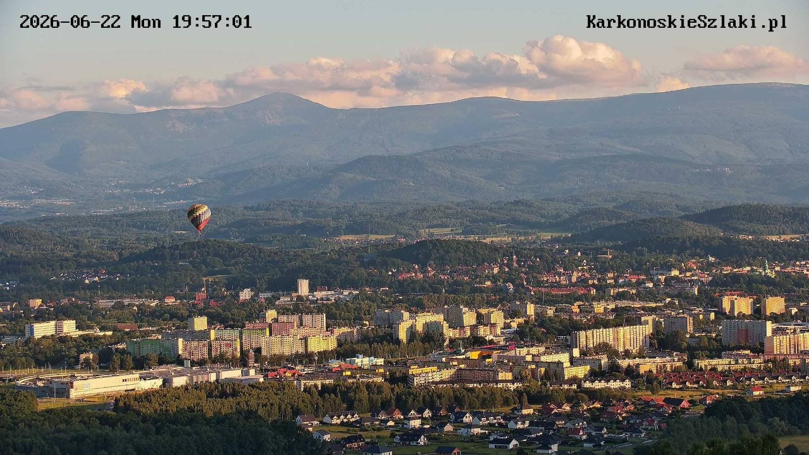 Balon nad Jelenią Górą. Tak wygląda pierwszy dzień lata z góry