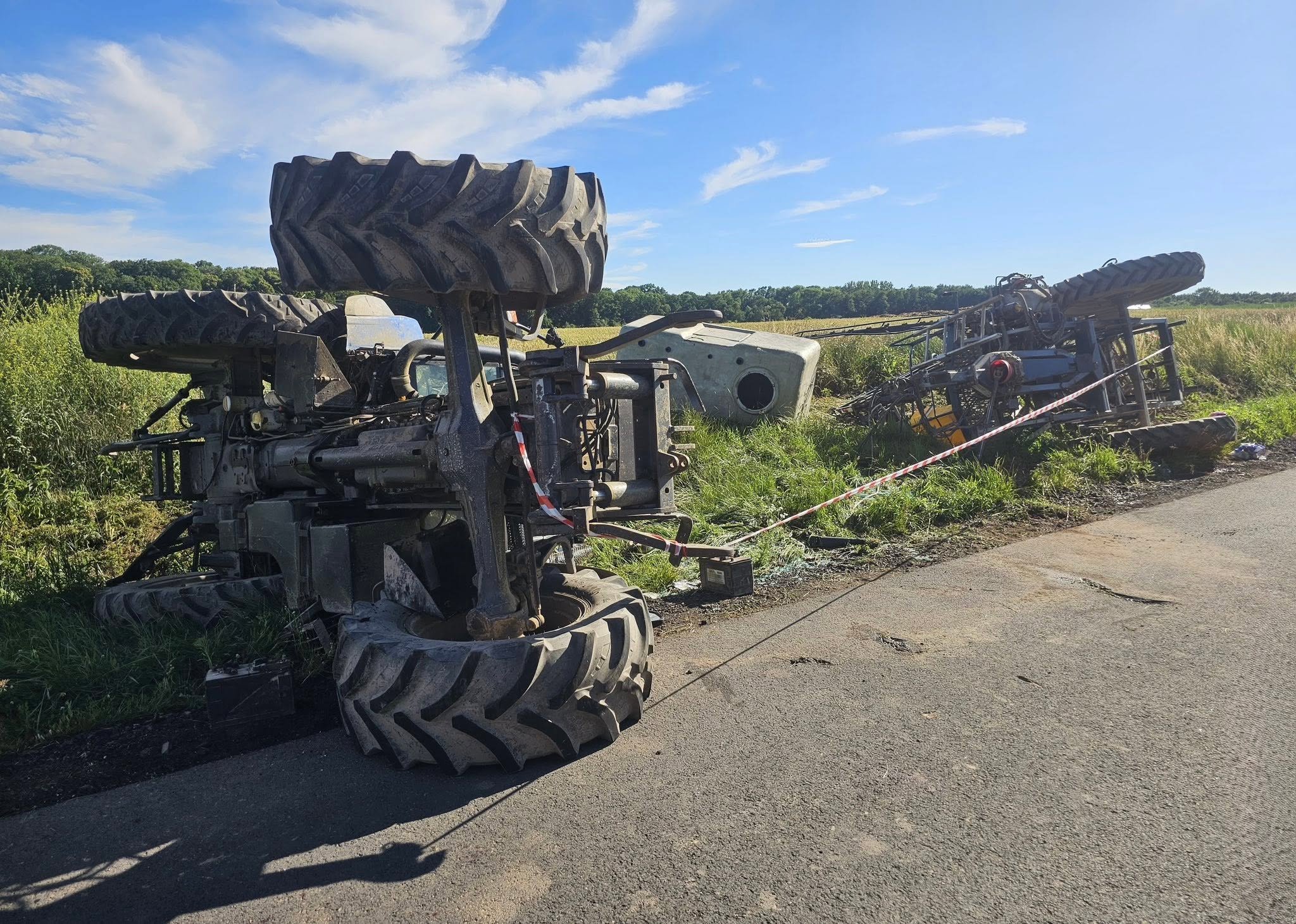 Traktor przewrócił się na bok