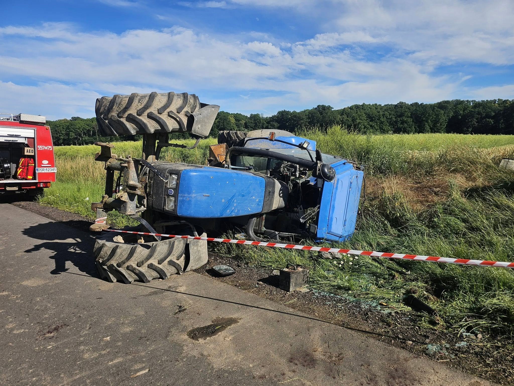 Traktor przewrócił się na bok