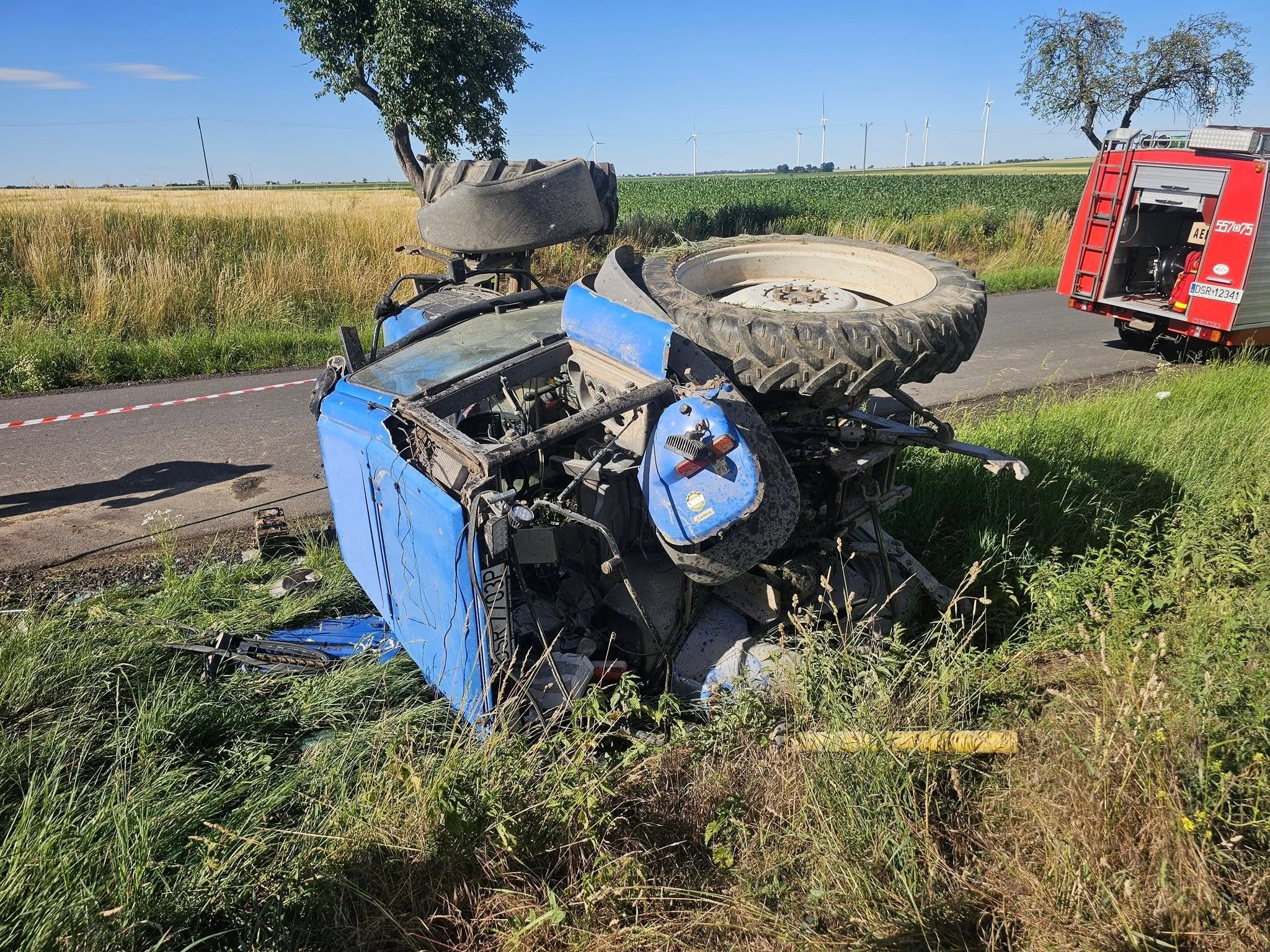 Traktor przewrócił się na bok