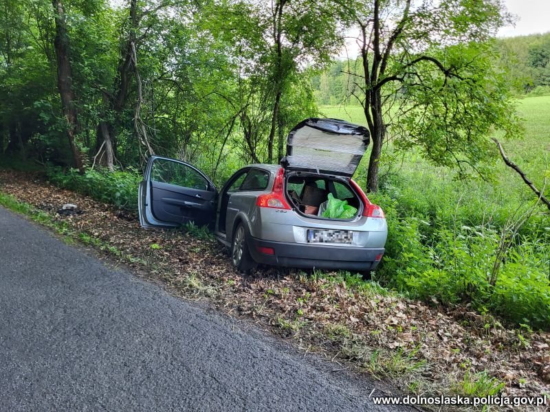 Nie zatrzymał się do kontroli, zgubił oponę i wpadł do rowu