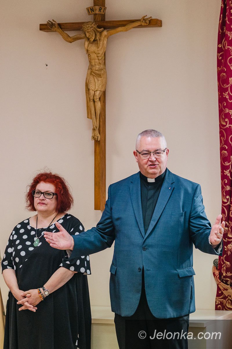 Polonez, wzruszenia i nowe marzenia. Ósmoklasiści św. Pankracego świętowali zakończenie ważnego etapu