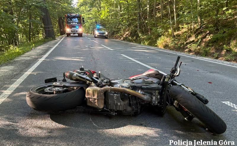 Zderzenie hulajnogi z autem i ciężki wypadek motocyklisty