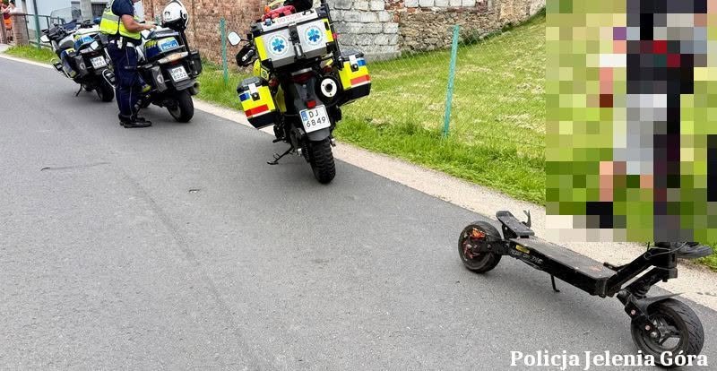 Zderzenie hulajnogi z autem i ciężki wypadek motocyklisty