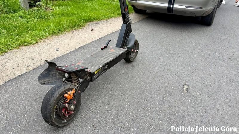 Zderzenie hulajnogi z autem i ciężki wypadek motocyklisty