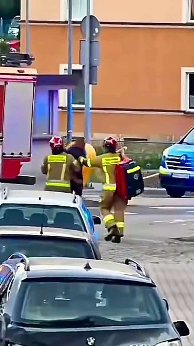 Dantejskie sceny w Złotoryi. Pijani wjechali w zaparkowane samochody i chcieli uciec na piechotę!