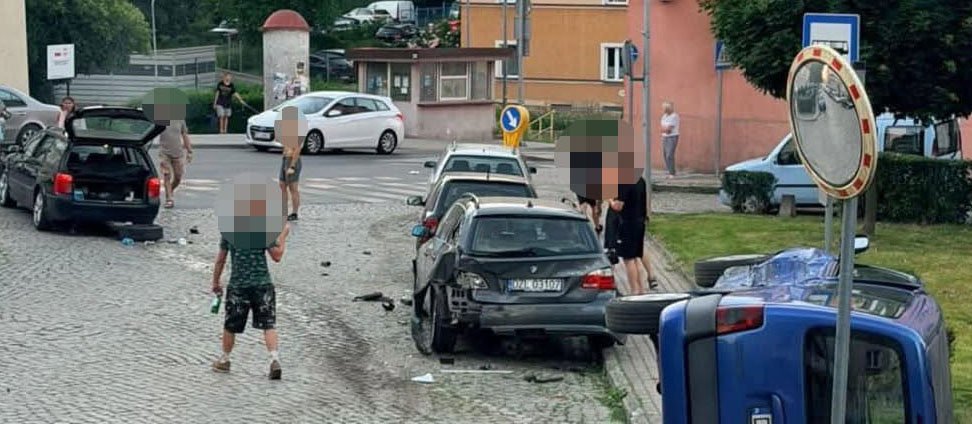 Dantejskie sceny w Złotoryi. Pijani wjechali w zaparkowane samochody i chcieli uciec na piechotę!