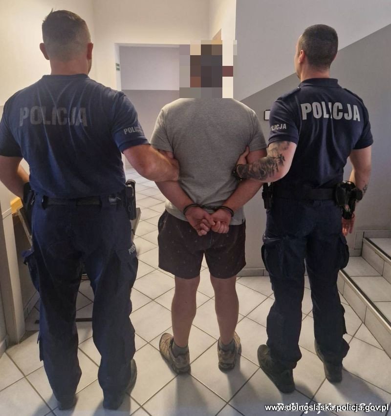 Kradzież na placu zabaw. Zabrał torebkę i uciekł