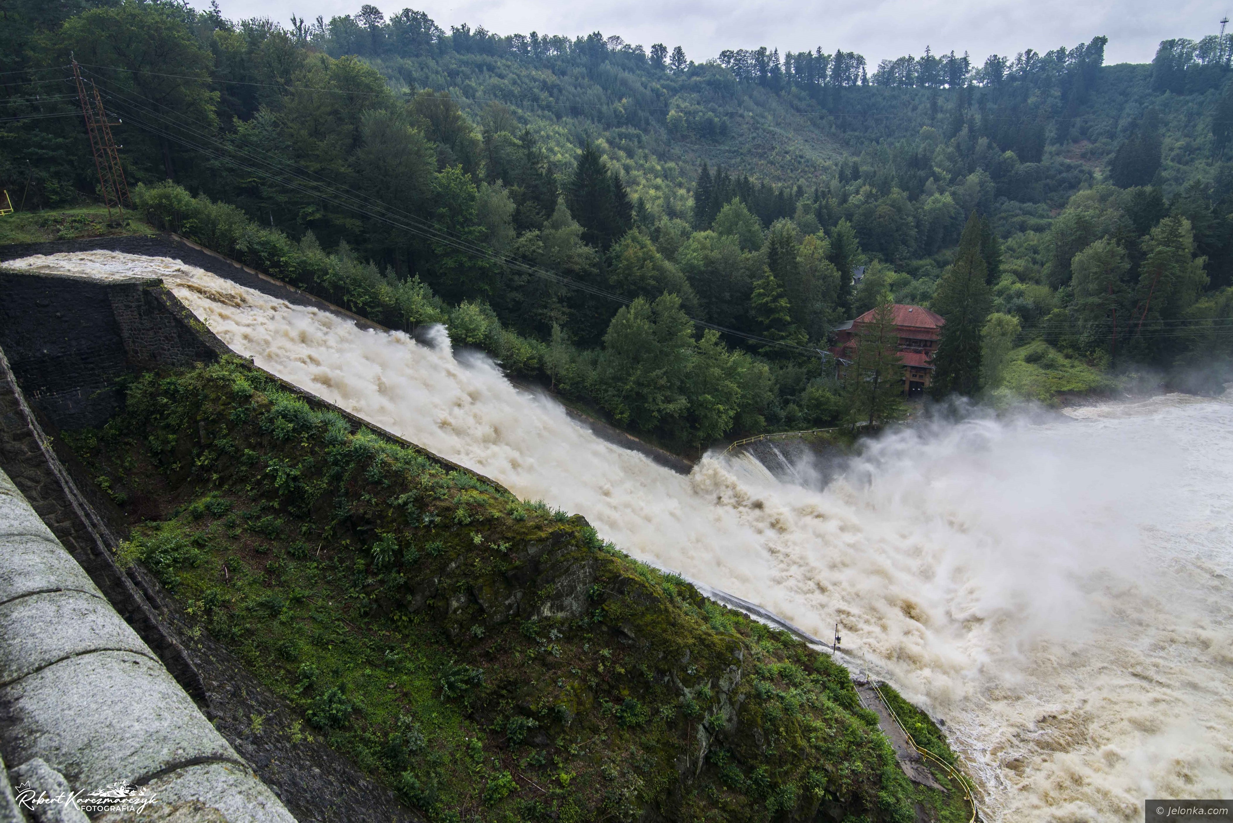 Zatopione samochody oglądają wszyscy, a nas nikt nie zapyta o życie w ciągłym strachu. Mieszkańcy Pilchowic o obawach przed remontem zapory