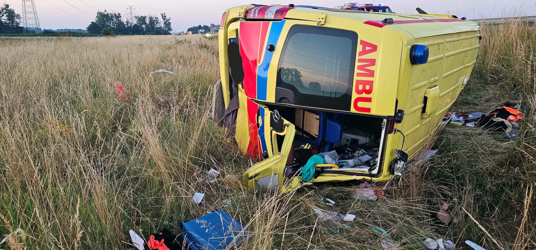 Karetka dachowała na autostradzie