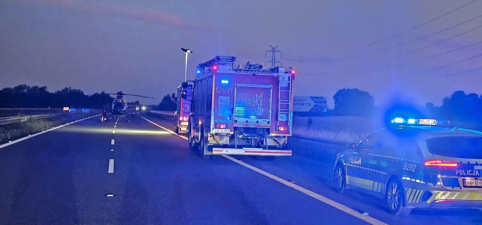 Karetka dachowała na autostradzie