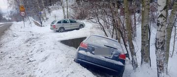 Audi wylądowało w rowie