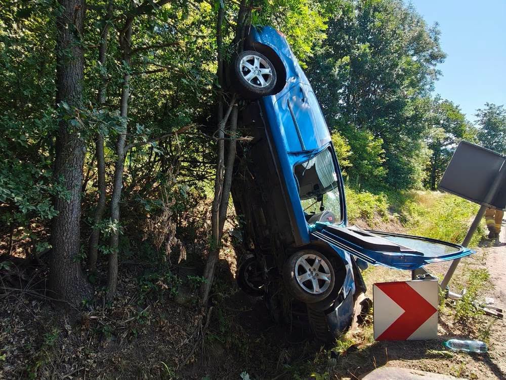 Auto stanęło „w pionie” po wypadnięciu z drogi