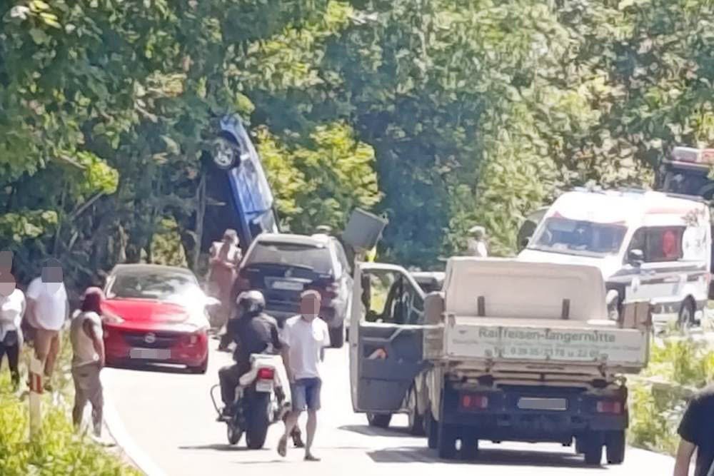 Auto stanęło „w pionie” po wypadnięciu z drogi
