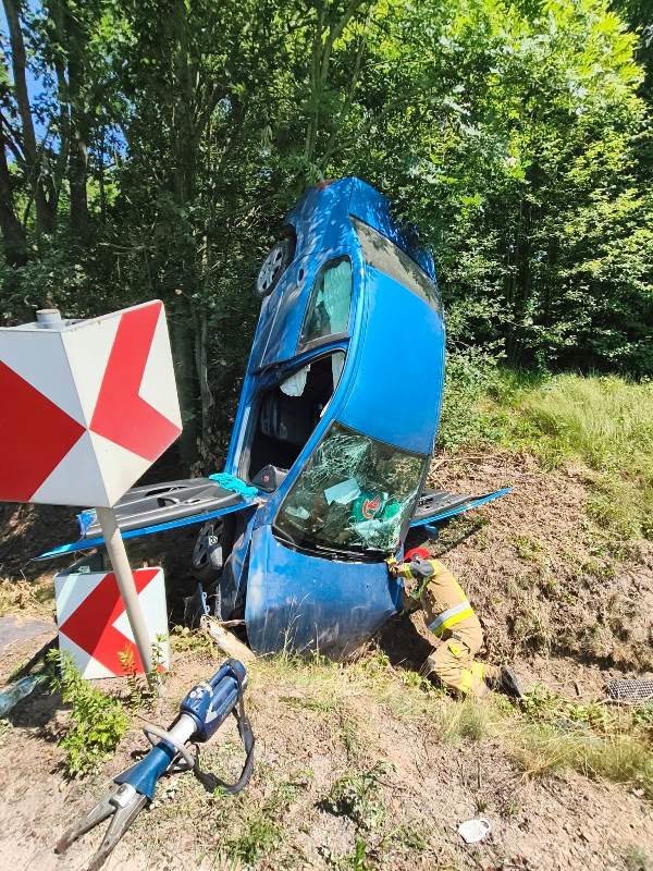 Auto stanęło „w pionie” po wypadnięciu z drogi