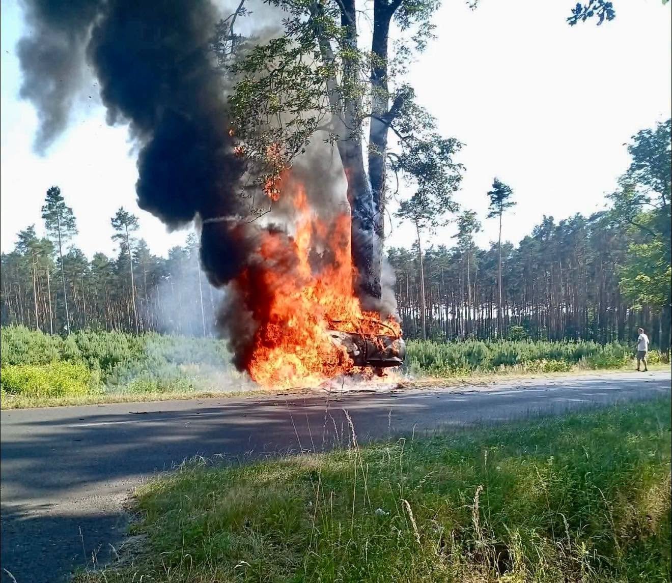Kierowca spłonął w rozbitym aucie