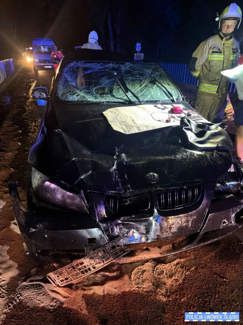Sekundy decydowały o życiu. BMW wpadło do Bobru