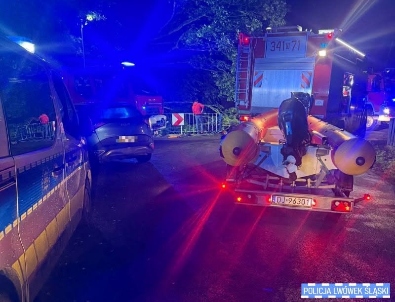 Sekundy decydowały o życiu. BMW wpadło do Bobru