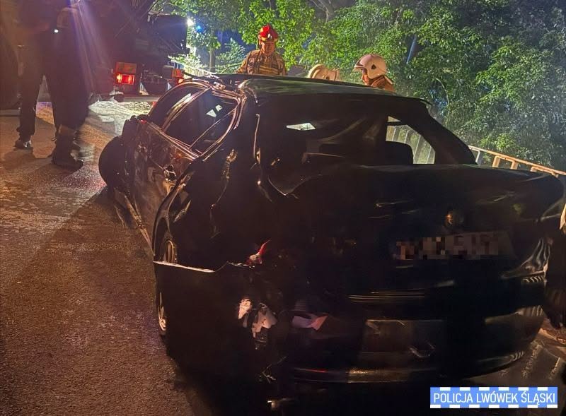 Sekundy decydowały o życiu. BMW wpadło do Bobru